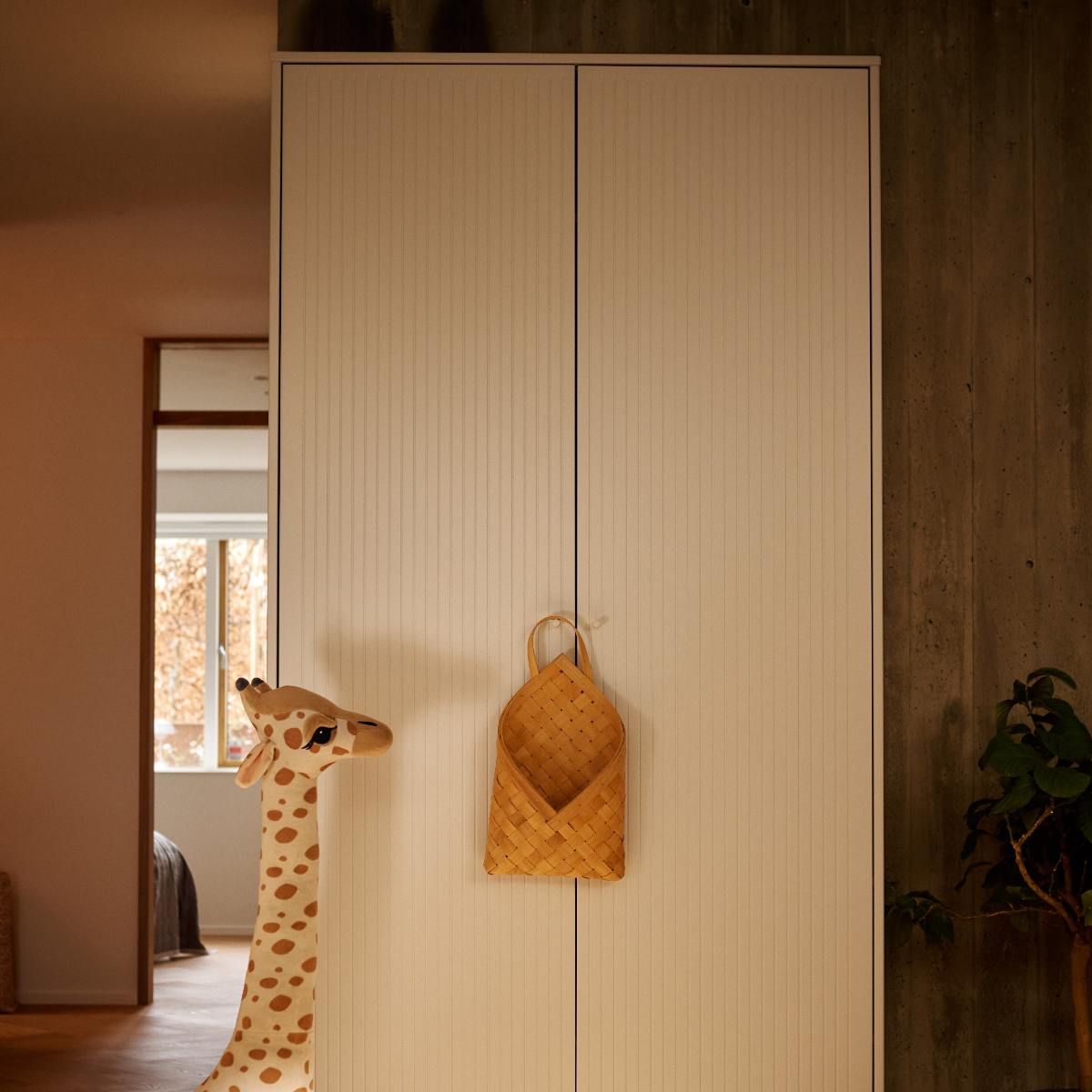 Armario 2 puertas ranuras-patas SAGA Flexa blanco-blanco