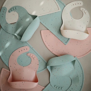 Babero silicona Mushie Pink Confetti