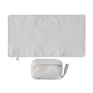 Bolsa cambiador portátil 2en1 Ergobaby gris