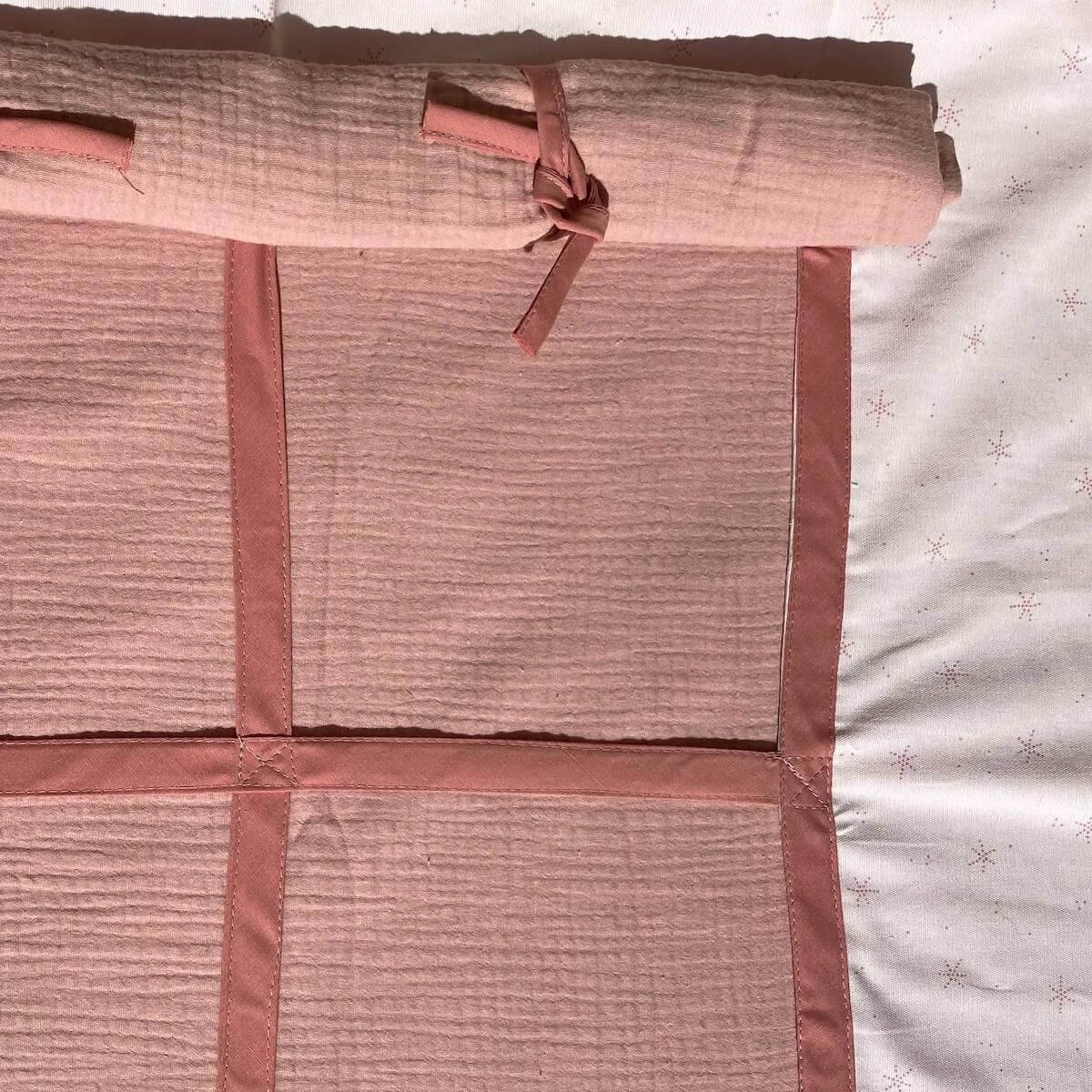 Cama alta KASVA textil Bobble rosa