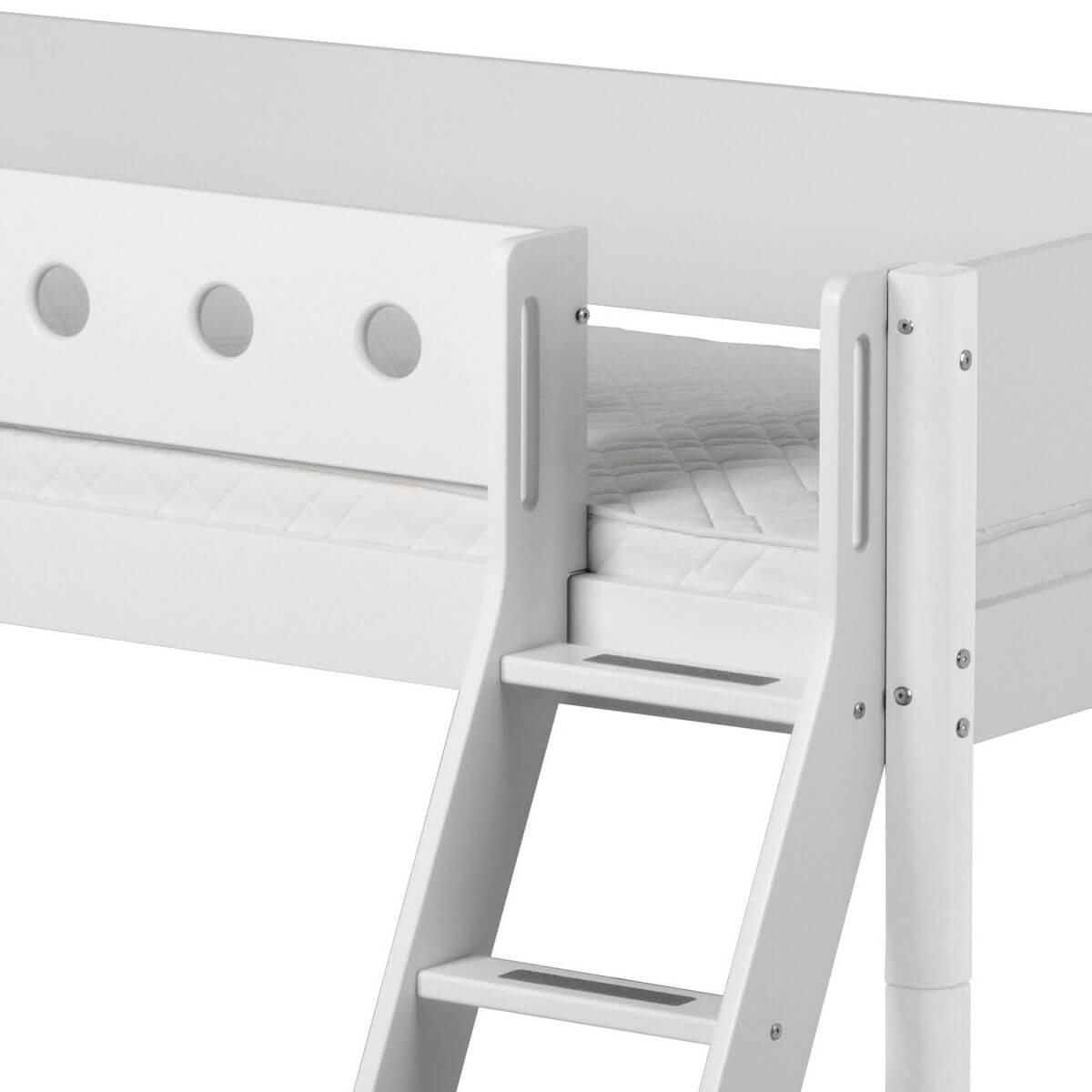Cama media alta 90x200 WHITE Flexa escalera inclinada barrera y patas blancas