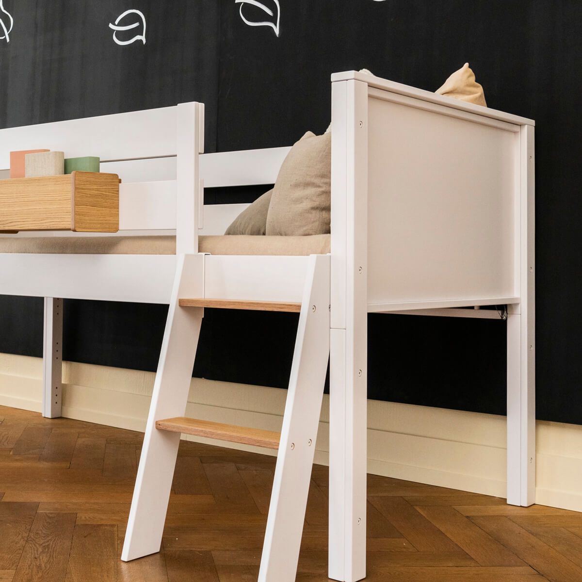 Cama media alta 90x200cm escalera inclinada KASVA haya lacado blanco
