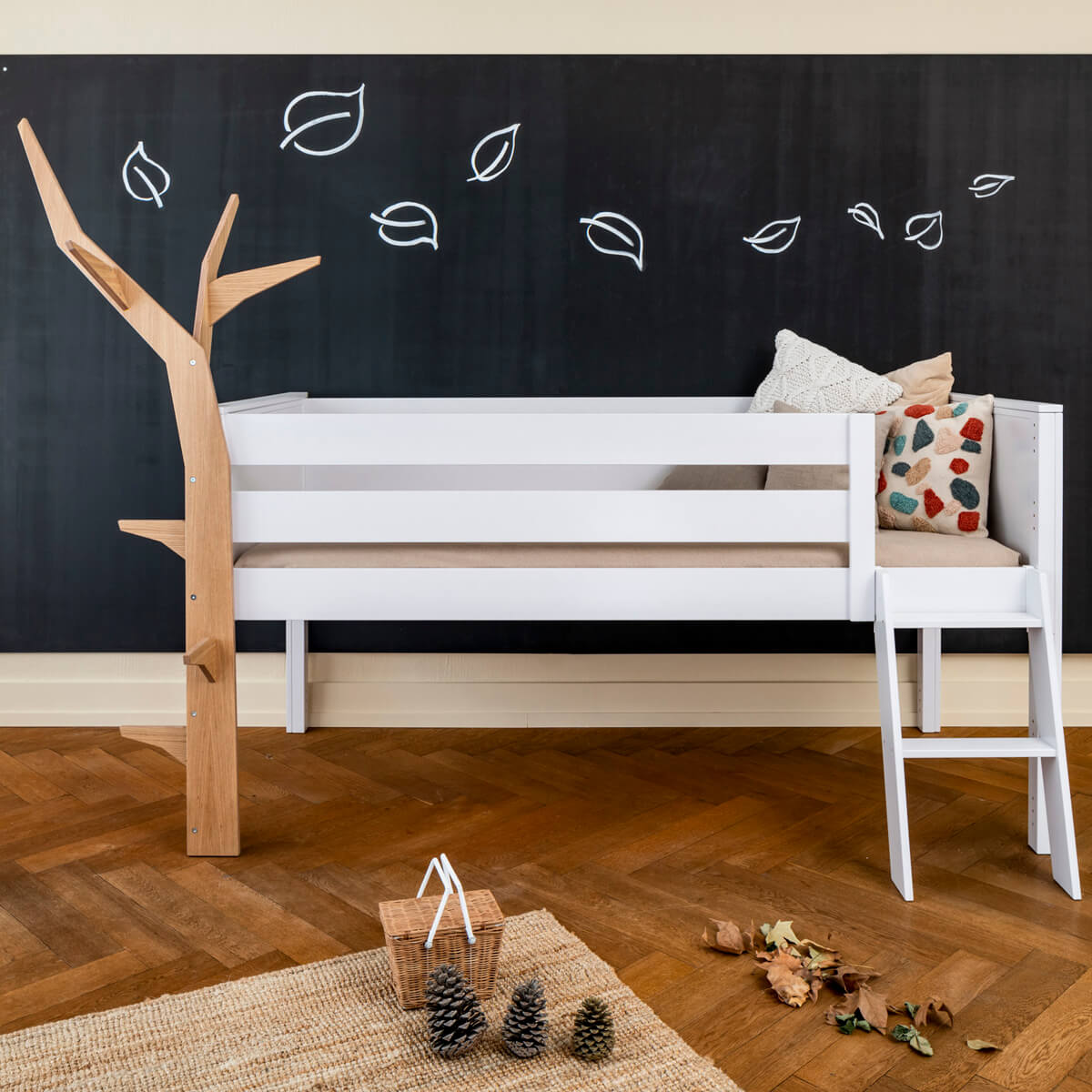 Cama media alta KASVA haya lacado blanco-contrachapado roble-árbol