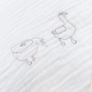Capa de baño DUCKS bordado beige 70x70cm
