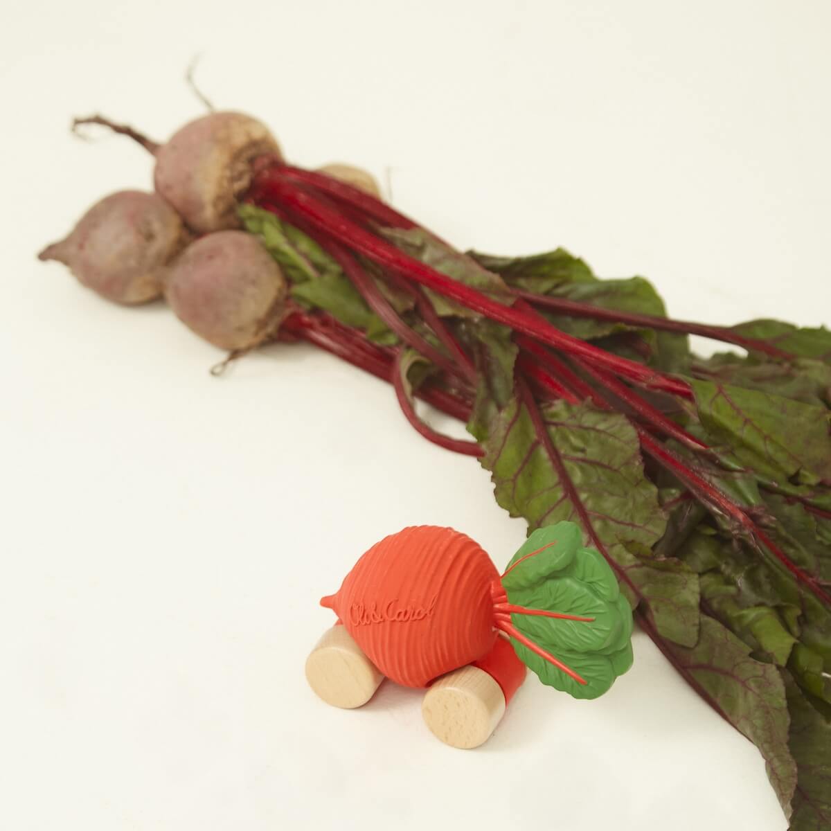 Coche-mordedor BETTY THE BEETROOT Oli and Carol