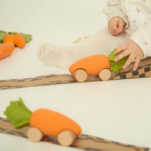 Coche-mordedor CATHY THE CARROT Oli and Carol