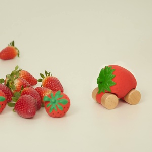 Coche-mordedor SWEETIE THE STRAWBERRY Oli and Carol