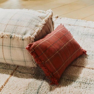 Cojín 25x40cm HANDLOOM Wouf Wouf Lorena Canals mapple red