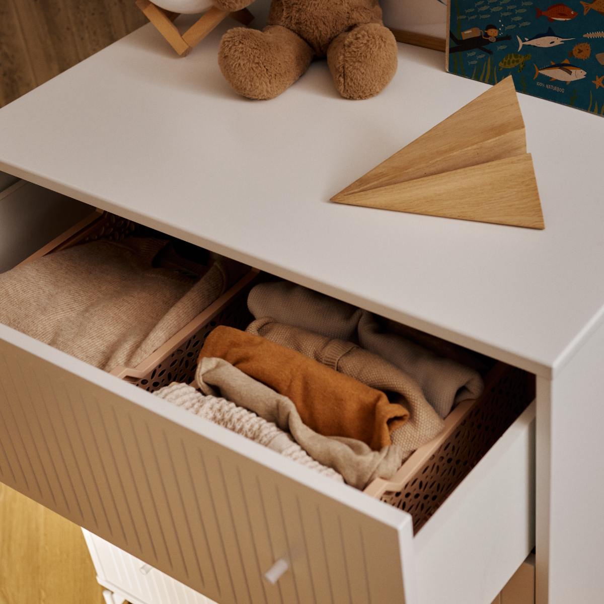 Cómoda 3 cajones ranuras-patas SAGA Flexa blanco-blanco