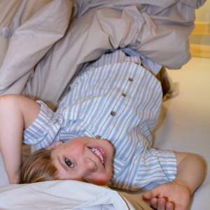Cueva juegos cama DAWN Flexa warm gray