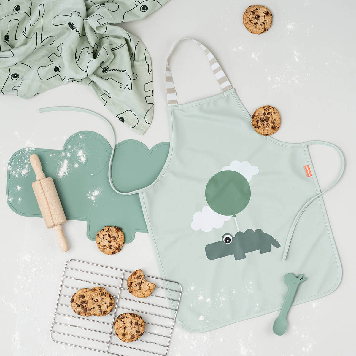 Delantal infantil HAPPY CLOUDS Done by Deer green