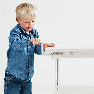 Escritorio infantil ajustable con marco metálico CLASSIC Flexa blanco cal