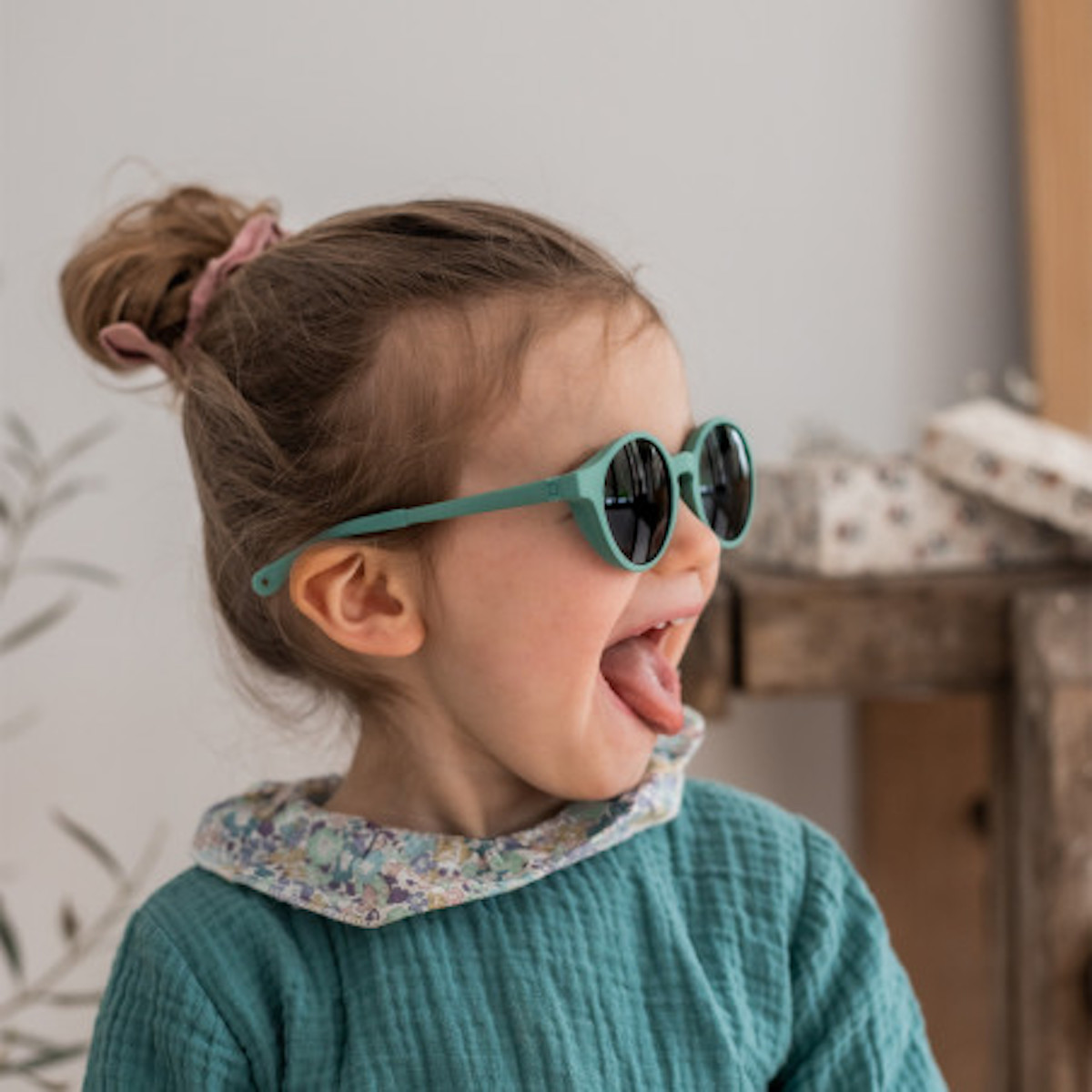 Gafas de sol-cordón elástico 2-4 años Béaba verde