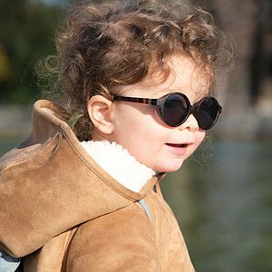 Gafas de sol-cordón elástico 9-24m Béaba efecto concha