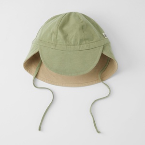 Gorra reversible UV 0-6m Cloby olive green-sandy beach