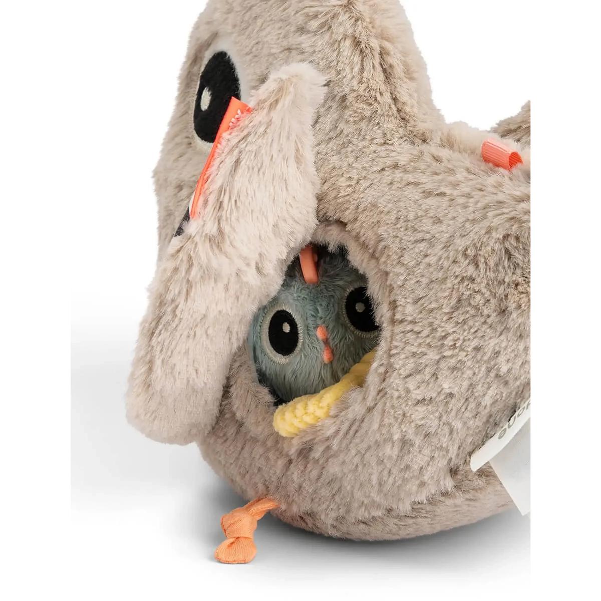 Juguete actividades Clucky HIDE & SEEK Done by Deer sand