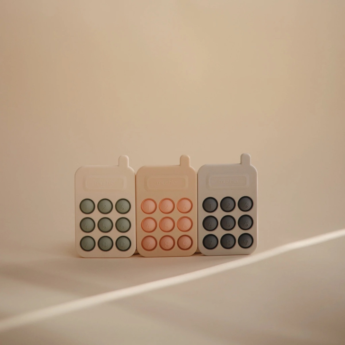 Juguete sensorial PRESS PHONE Mushie Blush