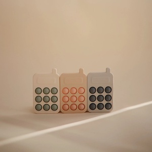 Juguete sensorial PRESS PHONE Mushie Blush