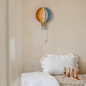 Lámpara HOT AIR BALOON Little Lights retro rainbow