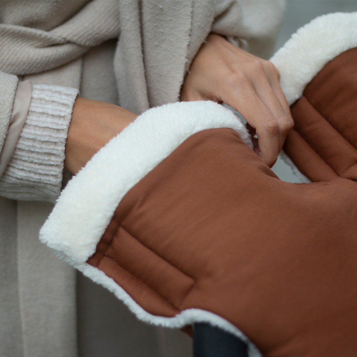 Manoplas impermeables cochecito BABY ON THE GO Nobodinoz clay brown