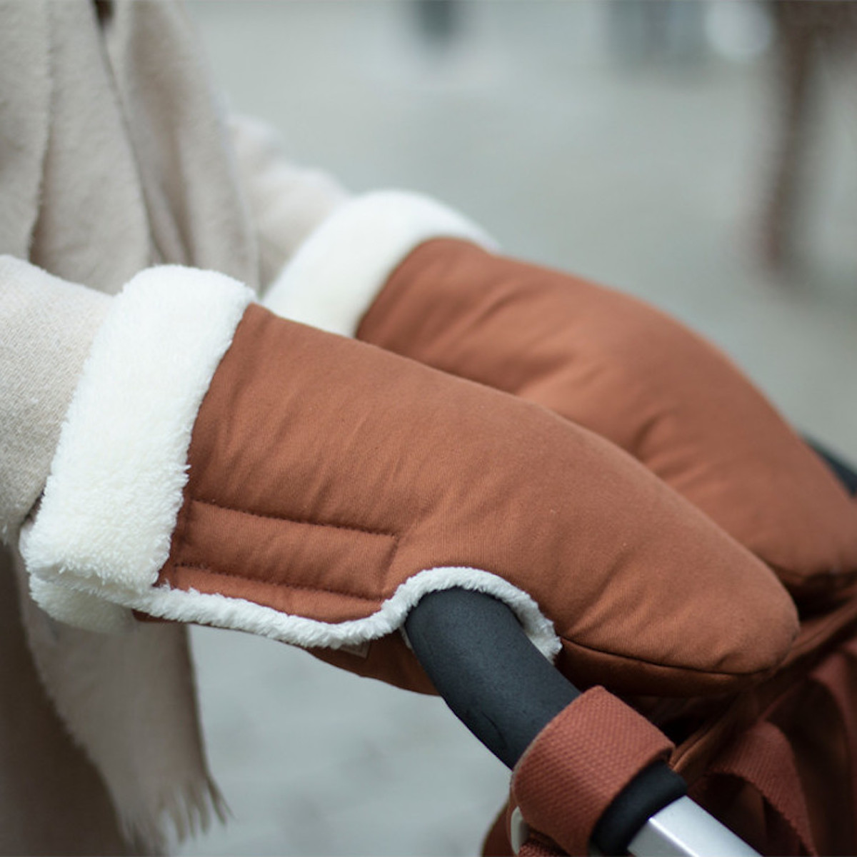 Manoplas impermeables cochecito BABY ON THE GO Nobodinoz clay brown