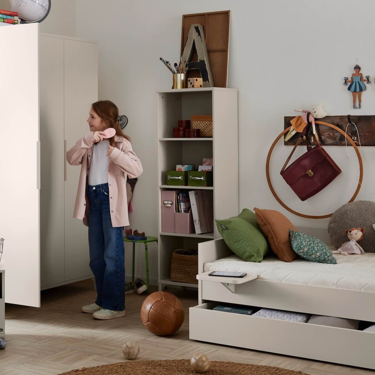 Mesita cama sofá SISTER LOU Yuny by Paidi cashmere beige