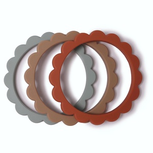 Mordedor pulsera 3uds FLOWER Mushie cambridge blue-clementine-natural