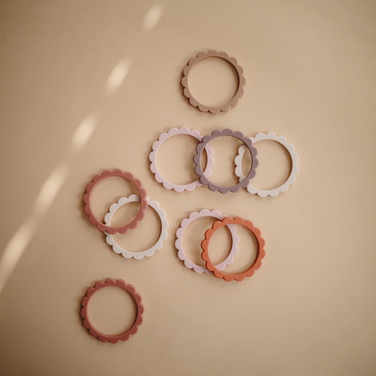 Mordedor pulsera 3uds FLOWER Mushie Rose-Blush-Shifting Sand