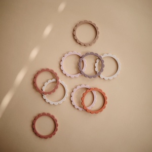 Mordedor pulsera 3uds FLOWER Mushie Rose-Blush-Shifting Sand