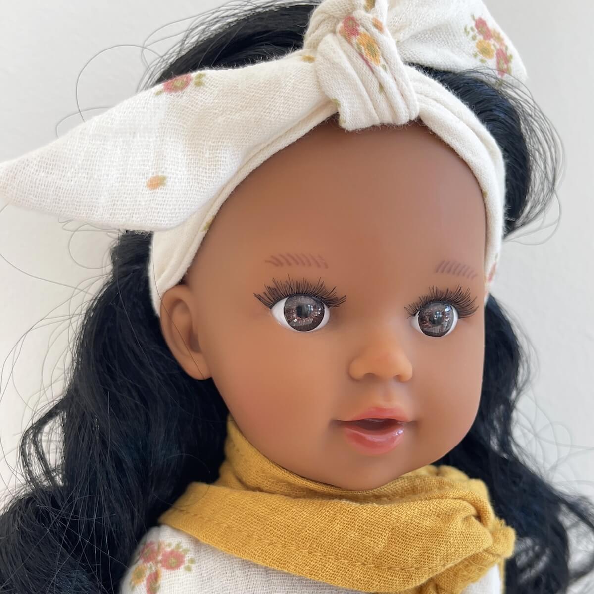 Muñeca Jade 40cm BOBBLE mostaza