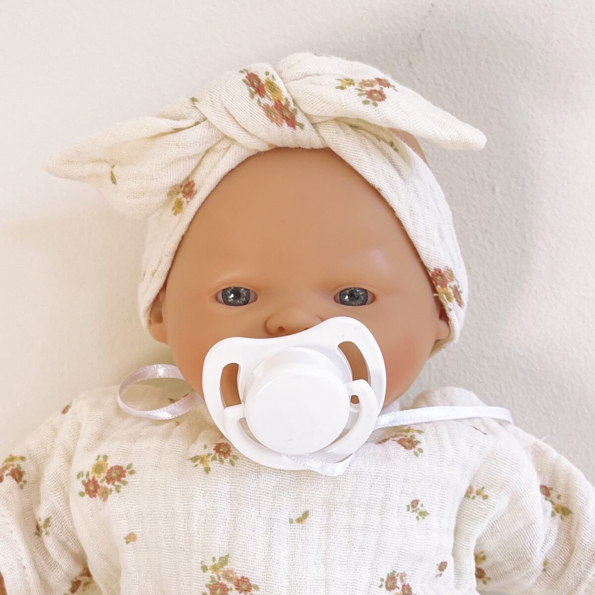 Muñeca Nina 26cm BOBBLE flores rosa