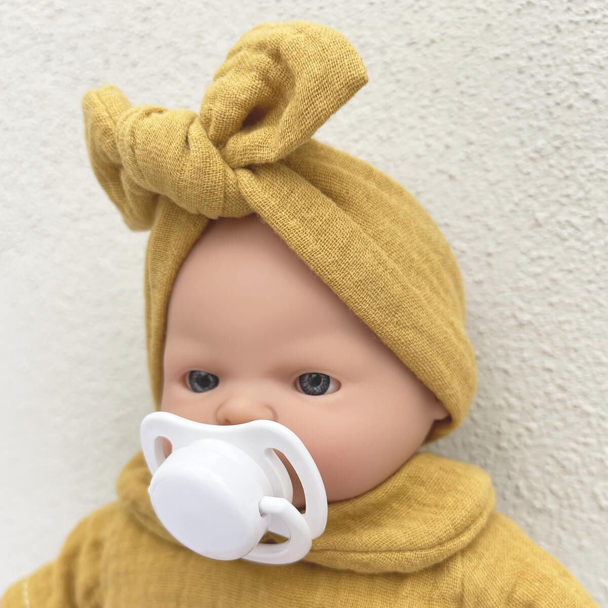 Muñeca Nina 26cm BOBBLE mostaza