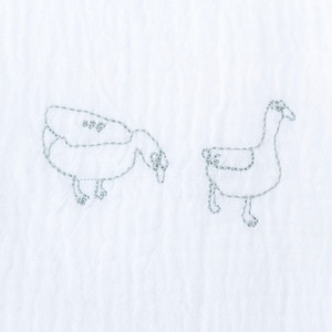 Muselina DUCKS bordado azul 70x70cm