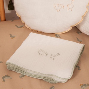Muselina DUCKS bordado azul 70x70cm