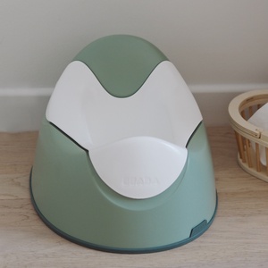 Orinal ergonómico Béaba sage green