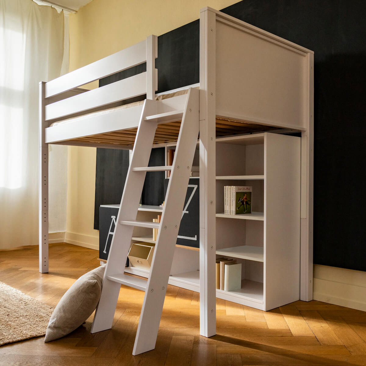 Pack cama alta-estantería pizarra KASVA haya lacado blanco