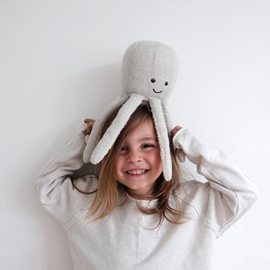 Peluche musical OLLY Flow Amsterdam gris