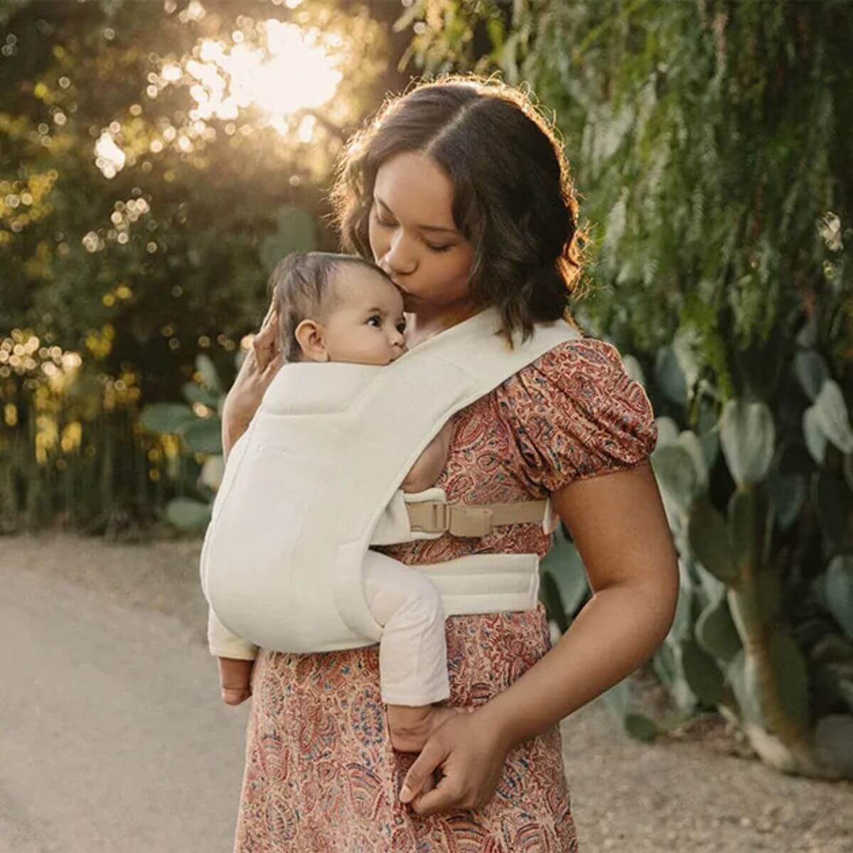 Portabebé EMBRACE Ergobaby Soft Knit crema