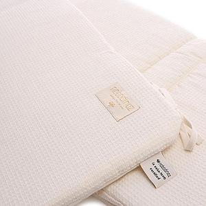Protector de cuna NEST ELEMENTS Nobodinoz nido abeja-natural