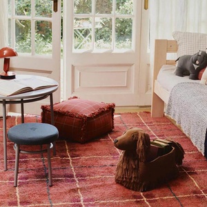 Puf 40x20cm HANDLOOM Wouf Wouf Lorena Canals mapple red