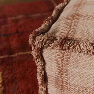 Puf 40x20cm HANDLOOM Wouf Wouf Lorena Canals rose