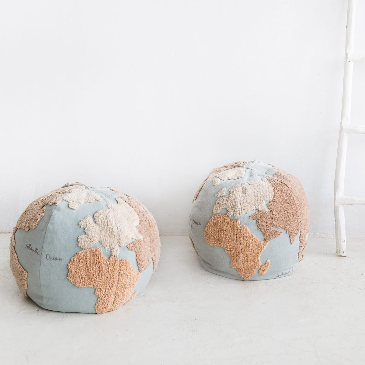 Puf 50cm WORLD MAP Lorena Canals