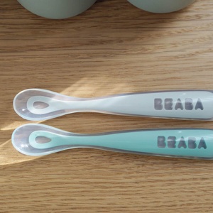 Set 2 cucharas silicona 1ª edad+estuche Béaba verde salvia-gris