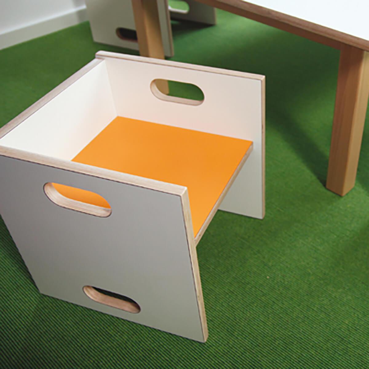 Silla escalable ZIGGY de Breuyn Multiplex tamaños blanco asiento naranja