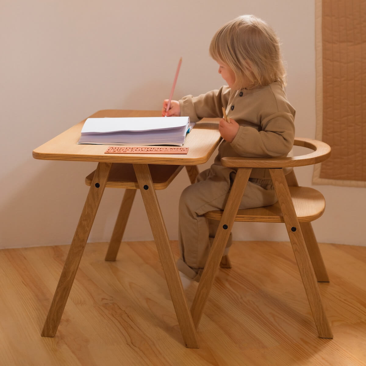 Silla infantil GROWING GREEN Nobodinoz natural oak